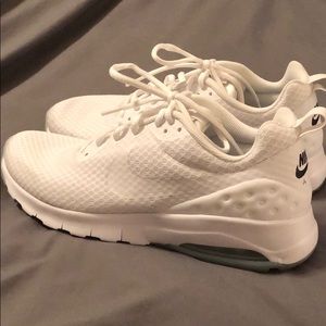 Men’s size 10 white Nike Air Max Motion shoes